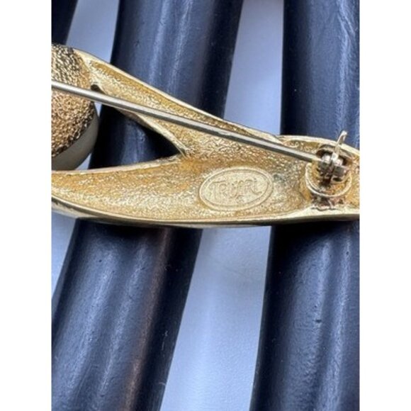 Vintage Trifari Brooch Pin with Faux Pearl Gold Tone Costume Jewelry - Picture 5 of 7
